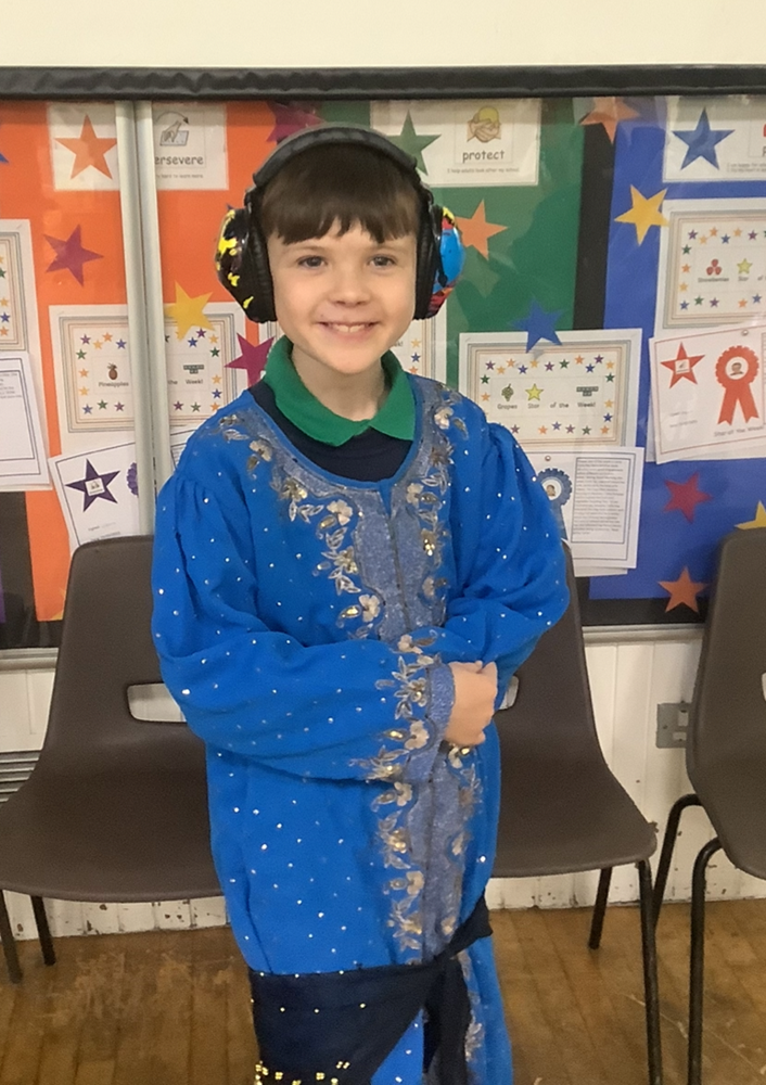 Pupil dressed in blue indian clothes